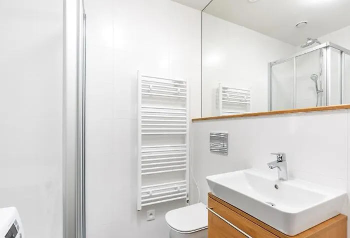 Modern Studio Near Airport And City Centre!