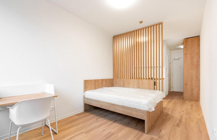 Modern Near Airport And Centre!