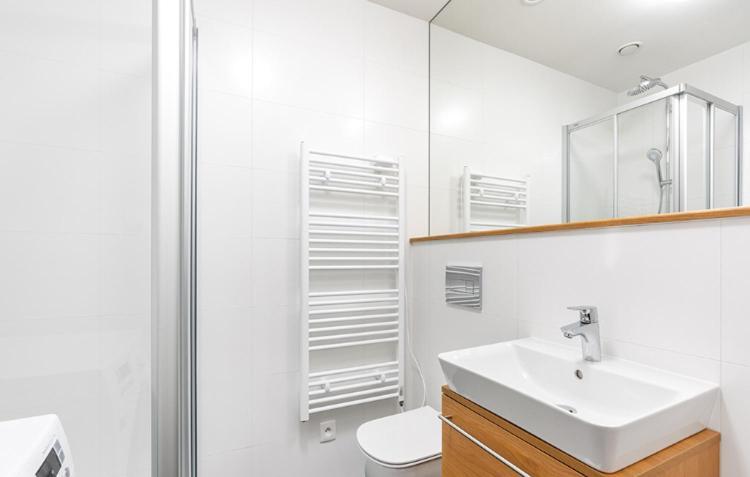 Modern Near Airport And Centre!